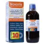 Imagen del producto Silver Vitality de Novalife, una infusión de hierbas aromáticas presentada en una botella de 500 ml. La caja destaca los ingredientes clave como flor blanca, matico, quina, verbena, eneldo, sen, casharuchas, calahuala, llantén y chanca piedra. Este producto está diseñado para el bienestar prostático, indicado con el número 10 en la etiqueta. Ideal para quienes buscan un enfoque natural en el cuidado de