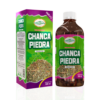 Botella y caja de Chanca Piedra, un producto natural en presentación líquida de 900 ml. Este suplemento es conocido por sus propiedades diuréticas y se utiliza tradicionalmente para ayudar en el tratamiento de cálculos renales y problemas urinarios. La imagen destaca el empaque colorido y sus ingredientes naturales, ideal para quienes buscan alternativas saludables en su bienestar.