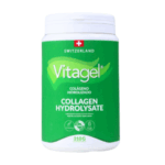 Envase de colágeno hidrolizado Vitagel de 310 gramos. Producto diseñado para mejorar la salud de la piel, cabello y articulaciones. Su fórmula suiza garantiza alta calidad y absorción. Ideal para quienes buscan complementar su dieta con colágeno para mantener la elasticidad y firmeza de la piel.