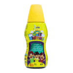 Botella de MultiKidmax, un suplemento vitamínico para niños, diseñado para fortalecer el sistema inmunológico y promover el crecimiento saludable. Su formato líquido y sabor a naranja lo hacen atractivo para los niños. Ideal para complementar la dieta diaria y aportar energía y vitalidad. Contiene nutrientes esenciales que ayudan en el desarrollo físico y mental. Perfecto para padres que buscan una opción nutritiva para sus hijos.
