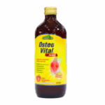 Botella de Osteo Vital de Green Life, un suplemento nutricional diseñado para fortalecer huesos y articulaciones. Contiene minerales como el calcio y el magnesio, así como vitamina C, ideal para mantener la salud ósea. Presentado en un envase de 500 ml con sabor a fresa, es una opción efectiva para quienes buscan mejorar su bienestar óseo y articular.