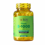 Suplemento de vitamina E 1000 IU de Sun Vitamins, en frasco de 100 cápsulas blandas. Este producto está diseñado para apoyar la salud del corazón y proporcionar propiedades antioxidantes. Ideal para quienes buscan mejorar su bienestar general y fortalecer su sistema inmunológico.
