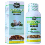 Jarabe Passivale Strength de Julgan, elaborado con extracto de Valeriana officinalis, en presentación de 120 ml. Este producto natural es ideal para promover la relajación y mejorar la calidad del sueño. Se recomienda su uso oral y está indicado para el manejo del estrés y la ansiedad. Su fórmula incluye aceite esencial de valeriana, reconocido por sus propiedades calmantes. Perfecto para quienes buscan un enfoque natural para el bienestar emocional.