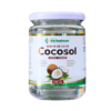 Frasco de aceite de coco extra virgen Cocososol de Herbalmax, presentado en un envase de 275 ml. Este producto es ideal para la cocina y el cuidado personal, destacando sus beneficios naturales y propiedades nutritivas. El diseño del etiquetado incluye imágenes de coco y resalta su pureza y calidad.