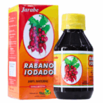 Imagen de un jarabe de rábano iodoado 100% natural, presentado en una botella con tapa amarilla y etiqueta colorida. El envase incluye una caja que resalta su doble acción y beneficios para la salud. Ideal para quienes buscan un producto natural para mejorar su bienestar.