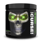 Suplemento pre-entrenamiento The Curse! en sabor manzana verde, presentado en un envase negro con diseño de calavera. Ideal para mejorar el rendimiento físico y aumentar la energía durante los entrenamientos. Contiene ingredientes que potencian la concentración y la resistencia, perfecto para atletas y entusiastas del fitness que buscan maximizar su entrenamiento.