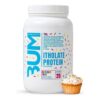 Envase de proteína aislada de suero 3UM con sabor a pastel de cumpleaños. Contiene 25 gramos de proteína por porción, ideal para complementar dietas y mejorar el rendimiento deportivo. Incluye un cupcake decorado con chispas de colores, resaltando su sabor festivo y atractivo. Perfecto para quienes buscan una opción deliciosa y nutritiva para su entrenamiento.