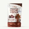 Paquete de leche de soya sabor chocolate de Ariadne Alimentos, que contiene 400 gramos. Este producto es una opción saludable y deliciosa, enriquecida con vitaminas y minerales, y alto en omega. Ideal para quienes buscan alternativas lácteas, con calcio y fibra. Perfecto para disfrutar en batidos, postres o como bebida nutritiva.