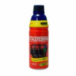 Botella de Vitacerebrina de 516 ml, un suplemento alimenticio en formato líquido, diseñado para mejorar la salud cerebral y la concentración. Envase de color rojo con tapa azul, presenta imágenes de cabezas en perfil.